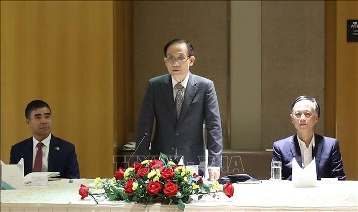 Bộ trưởng Ngoại giao Lê Hoài Trung phát biểu tại cuộc gặp gỡ cộng đồng doanh nghiệp Việt Nam tại Myanmar. Ả