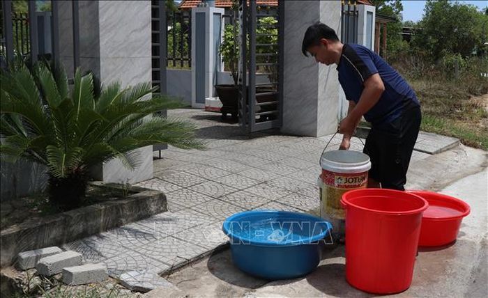 Thiếu nước đã khiến anh Ngô Phước Cường, người dân thôn Thủy Yên Hạ, xã Chân Mây - Lăng Cô (thành phố Huế) phải đối mặt với không ít khó khăn.