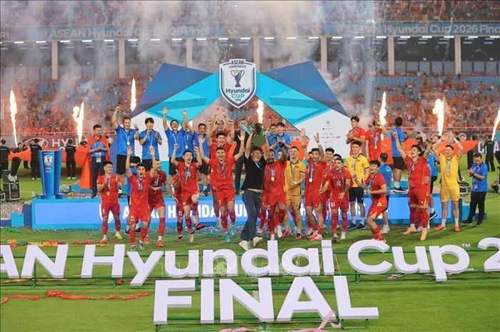 HLV Kim Sang Sik cùng các tuyển thủ Việt Nam hân hoan trong niềm vui vô địch ASEAN Cup 2026. Ảnh: Minh Quyết/TTXVN