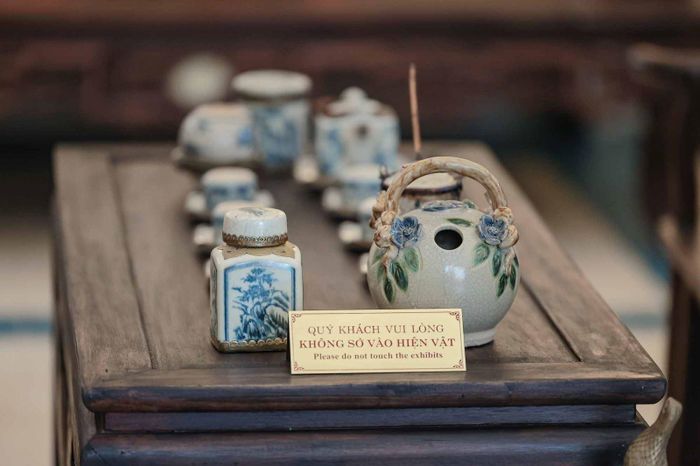 Bộ ấm chén dùng tiếp khách được trưng bày tại Di tích lịch sử 48 Hàng Ngang tái hiện không gian sinh hoạt của gia đình chủ nhà trong những ngày nơi đây trở thành địa điểm hoạt động cách mạng.