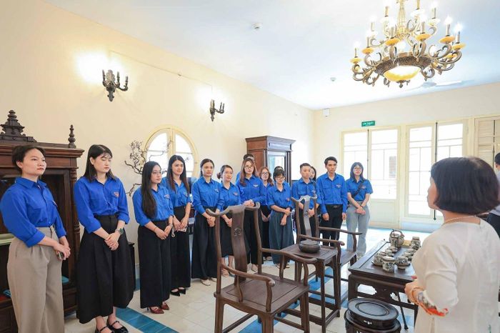 Đoàn viên Chi đoàn Văn phòng Cơ quan Ủy ban Trung ương Mặt trận Tổ quốc Việt Nam và Chi đoàn Ban Dân chủ, Giám sát và Phản biện xã hội nghe giới thiệu về những hiện vật, không gian sinh hoạt được lưu giữ tại Di tích lịch sử 48 Hàng Ngang.