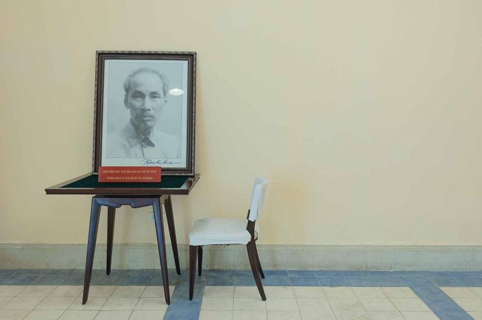 Góc bàn nơi Chủ tịch Hồ Chí Minh ngồi đánh máy chữ tại di tích 48 Hàng Ngang.