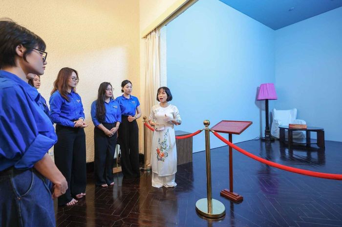 Đoàn viên Chi đoàn Văn phòng Cơ quan Ủy ban Trung ương Mặt trận Tổ quốc Việt Nam và Chi đoàn Ban Dân chủ, Giám sát và Phản biện xã hội nghe giới thiệu về chiếc bàn lịch sử nơi Chủ tịch Hồ Chí Minh khởi thảo bản Tuyên ngôn Độc Lập.
