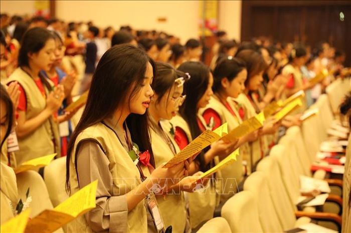 Thực hiện nghi thức Phật giáo trong Pháp hội Vu Lan. Ảnh: Đức Phương/TTXVN