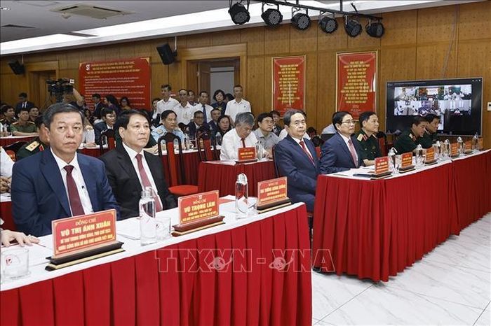 Chủ tịch Quốc hội Trần Thanh Mẫn và các đồng chí lãnh đạo, nguyên lãnh đạo Đảng, Nhà nước dự Lễ giới thiệu cuốn sách "Sức mạnh của dân tộc Việt Nam trong sự nghiệp xây dựng và bảo vệ Tổ quốc" của Đại tướng Lương Cường, nguyên Chủ tịch nước. Ảnh: Doãn Tấn/TTXVN