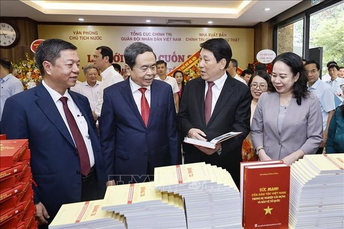 Chủ tịch Quốc hội Trần Thanh Mẫn dự Lễ giới thiệu cuốn sách "Sức mạnh của dân tộc Việt Nam trong sự nghiệp xây dựng và bảo vệ Tổ quốc" của Đại tướng Lương Cường. Ảnh: Doãn Tấn/TTXVN
