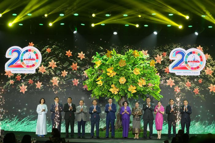 Các đại biểu thực hiện nghi thức thể hiện sự phát triển của ITE HCMC sau 20 năm.