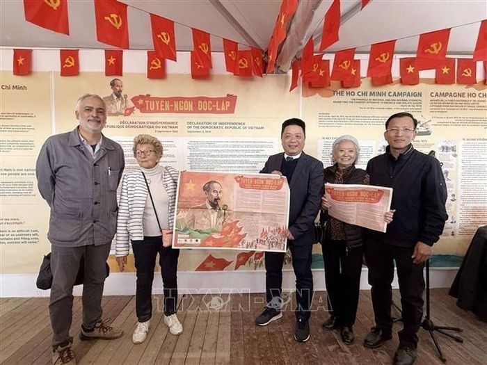 Bà Hélène Luc (thứ hai, từ trái sang), Thượng nghị sỹ danh dự và là Chủ tịch danh dự Hội Hữu nghị Pháp - Việt (AAFV), tham dự lễ khai trương gian hàng của Báo Nhân Dân tại Hội báo Nhân Đạo (Pháp) năm 2025. Ảnh: TTXVN phát