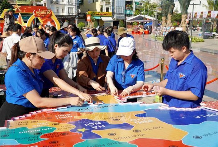 Đông đảo cán bộ, đoàn viên, thanh niên, học sinh và người dân tham gia ghép bản đồ Việt Nam từ 8.100 lá cờ Tổ quốc.
