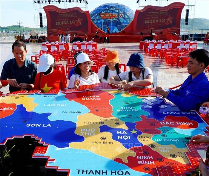 Đông đảo cán bộ, đoàn viên, thanh niên và người dân đã tham gia ghép bản đồ Việt Nam từ 8.100 lá cờ Tổ quốc.