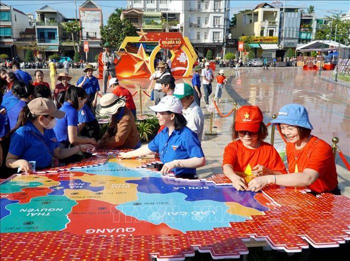 Đông đảo cán bộ, đoàn viên, thanh niên, học sinh và người dân tham gia ghép bản đồ Việt Nam từ 8.100 lá cờ Tổ quốc.
