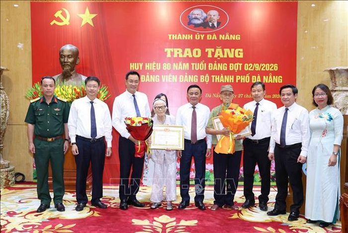 Thường trực Ban Bí thư Trần Cẩm Tú trao Huy hiệu 80 năm tuổi Đảng đợt 2/9/2026 cho đảng viên lão thành Nguyễn Thị Hữu và Hồ Văn Lang, Đảng bộ thành phố Đà Nẵng. Ảnh: Phương Hoa/TTXVN
