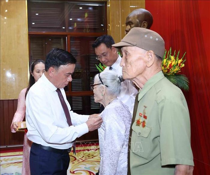 Thường trực Ban Bí thư Trần Cẩm Tú trao Huy hiệu 80 năm tuổi Đảng cho đảng viên lão thành Nguyễn Thị Hữu. Ảnh: Phương Hoa/TTXVN