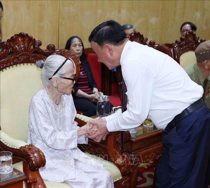 Thường trực Ban Bí thư Trần Cẩm Tú cùng đảng viên lão thành Nguyễn Thị Hữu. Ảnh: Phương Hoa/TTXVN