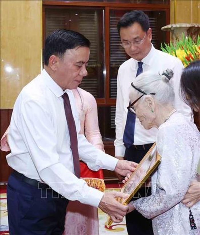 Thường trực Ban Bí thư Trần Cẩm Tú trao Huy hiệu 80 năm tuổi Đảng cho đảng viên lão thành Nguyễn Thị Hữu. Ảnh: Phương Hoa/TTXVN