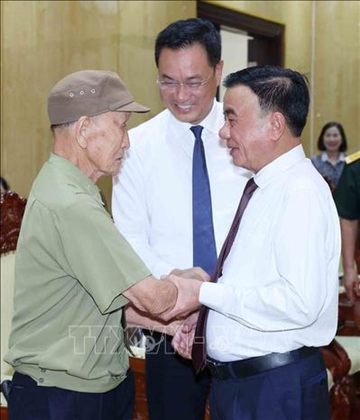 Thường trực Ban Bí thư Trần Cẩm Tú trao Huy hiệu 80 năm tuổi Đảng cho đảng viên lão thành Hồ Văn Lang. Ảnh: Phương Hoa/TTXVN