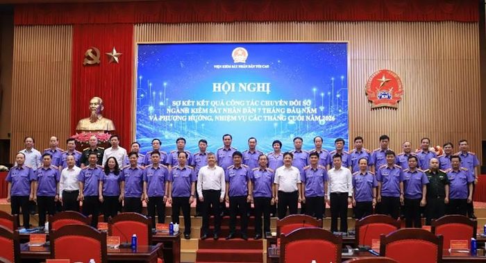 Các đại biểu chụp ảnh lưu niệm.