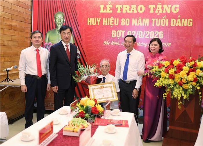 Đồng chí Nguyễn Duy Ngọc, Ủy viên Bộ Chính trị, Bí thư Trung ương Đảng, Trưởng ban Tổ chức Trung ương, trao tặng Huy hiệu 80 năm tuổi Đảng cho đồng chí Nguyễn Thanh Mậu. Ảnh: Danh Lam/TTXVN