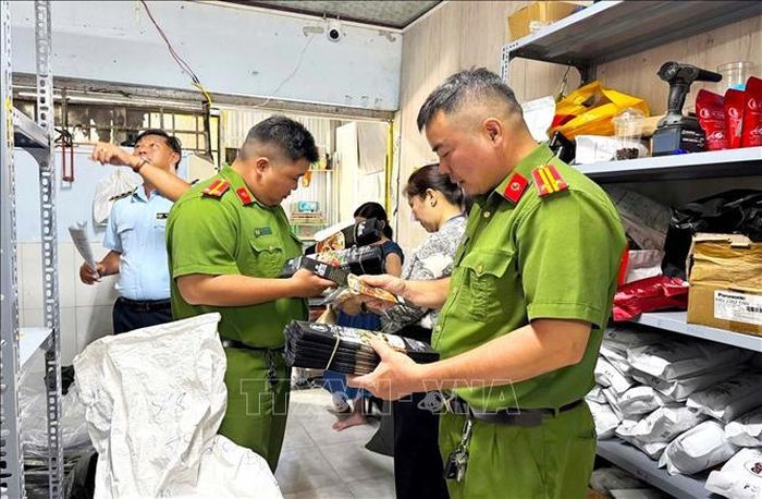 Lực lượng Công an Cà Mau ra quân kiểm tra hàng hóa, phòng chống cháy nổ dịp lễ Quốc khánh 2/9. Ảnh: TTXVN phát