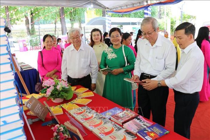 Đại biểu tham quan các mô hình sách nghệ thuật tại triển lãm.