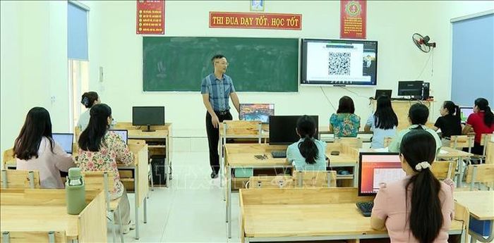 Các nhà trường và giáo viên được tập huấn kiến thức ứng dụng công nghệ thông tin và trí tuệ nhân tạo phục vụ giảng dạy.