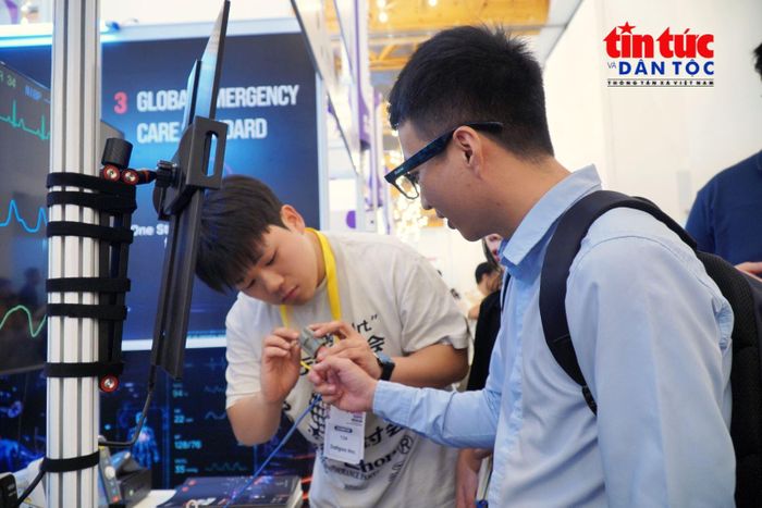 Khu vực trưng bày các sản phẩm và giải pháp công nghệ thu hút sự quan tâm của khách tham quan.