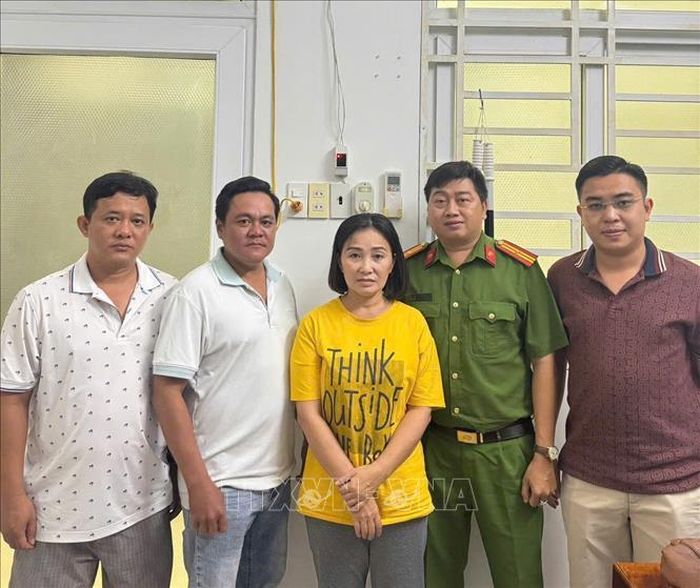 Đối tượng Phạm Thị Hà bị bắt giữ sau khi bỏ trốn thi hành án phạt tù về tội "Đánh bạc và Tổ chức đánh bạc". Ảnh: TTXVN phát