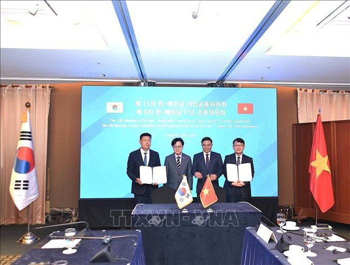 Công ty TNHH Kho ngầm dầu khí Việt Nam (PVOS) và Tổng công ty Dầu khí quốc gia Hàn Quốc (KNOC) ký MOU hợp tác.