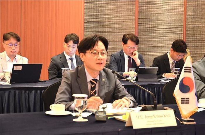 Bộ Thương mại, Công nghiệp và Năng lượng Hàn Quốc Kim Jong-kwan phát biểu tại cuộc họp.