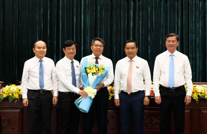 Chủ tịch HĐND TP Hồ Chí Minh Võ Văn Minh (thứ hai từ trái qua) và Chủ tịch UBND TP Hồ Chí Minh Nguyễn Văn Được (thứ hai từ phải qua) cùng các Phó chủ tịch UBND TP Hồ Chí Minh chúc mừng Giám đốc Sở Khoa học và Công nghệ Lê Văn Thăng được bầu bổ sung Ủy viên UBND TP Hồ Chí Minh.