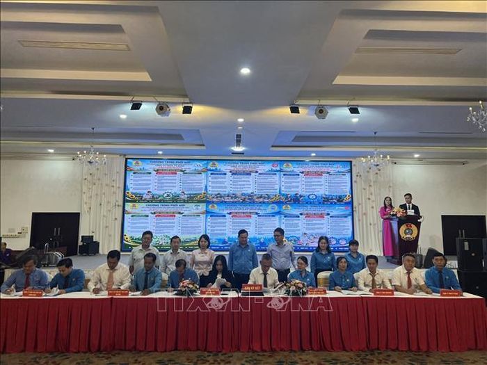 Ký kết chương trình phối hợp thực hiện phong trào thi đua “Lao động giỏi, năng suất cao, thu nhập tốt”.