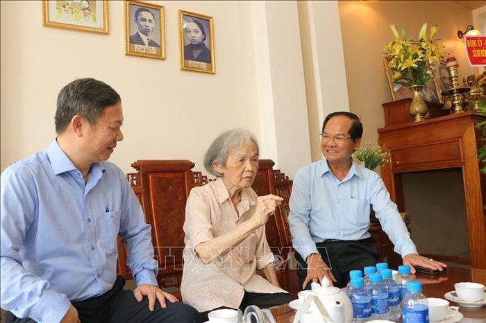 Bà Lê Nguyễn Hồng Minh, con gái đồng chí Nguyễn Thị Minh Khai, nguyên Bí thư Thành ủy Sài Gòn - Chợ Lớn, trao đổi với lãnh đạo TP Hồ Chí Minh.