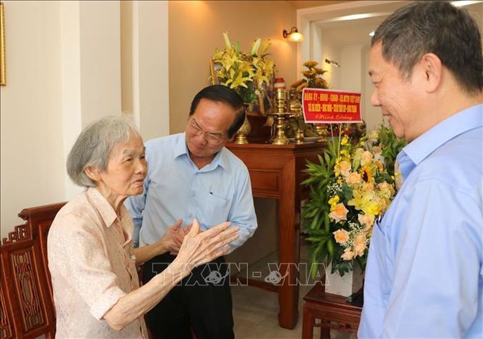 Ông Dương Anh Đức, Trưởng Ban Tuyên giáo Thành ủy Thành phố Hồ Chí Minh, thăm hỏi động viên bà Lê Nguyễn Hồng Minh, con gái đồng chí Nguyễn Thị Minh Khai.