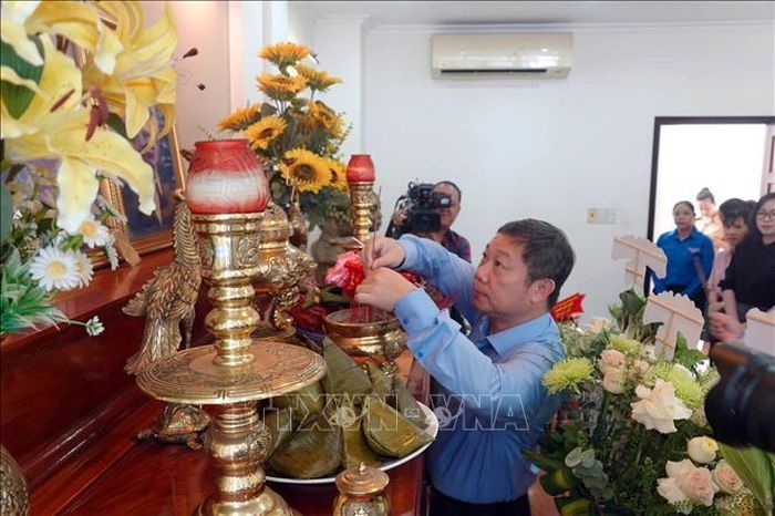 Ông Dương Anh Đức, Trưởng Ban Tuyên giáo Thành ủy Thành phố Hồ Chí Minh, thắp hương tưởng niệm đồng chí Nguyễn Thị Minh Khai, nguyên Bí thư Thành ủy Sài Gòn - Chợ Lớn.