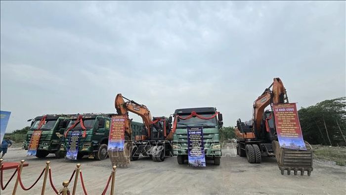 ​Phương tiện, máy móc hiện đại tập kết tại công trường, sẵn sàng thi công ngay sau lễ khởi công. Ảnh: Thanh Vân/TTXVN