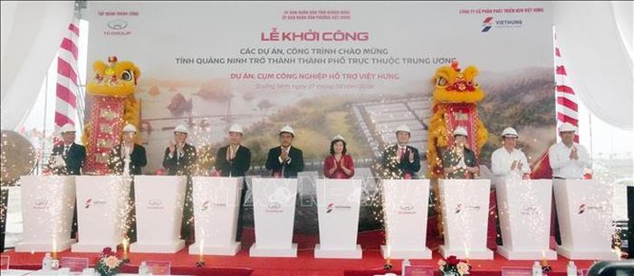 Quang cảnh Lễ khởi công dự án cụm công nghiệp phục vụ ngành công nghiệp hỗ trợ ở phường Việt Hưng. Ảnh: Văn Đức/TTXVN