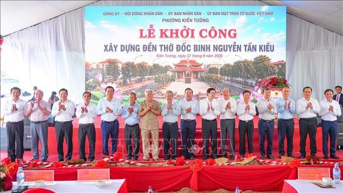 Các đại biểu tại lễ khởi công xây dựng Đền thờ Đốc binh Nguyễn Tấn Kiều, phường phường Kiến Tường, tỉnh Tây Ninh.