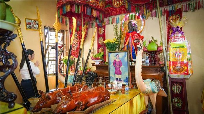 Không gian thờ tự Đốc binh Nguyễn Tấn Kiều tại đền thờ cũ trước khi công trình được xây dựng, nâng cấp.
