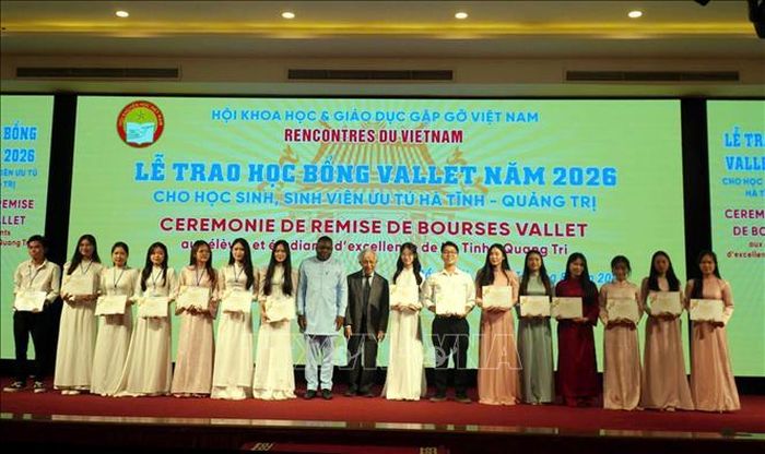 Trao học bổng Vallet cho các học sinh, sinh viên ưu tú Quảng Trị và Hà Tĩnh. Ảnh: TTXVN phát