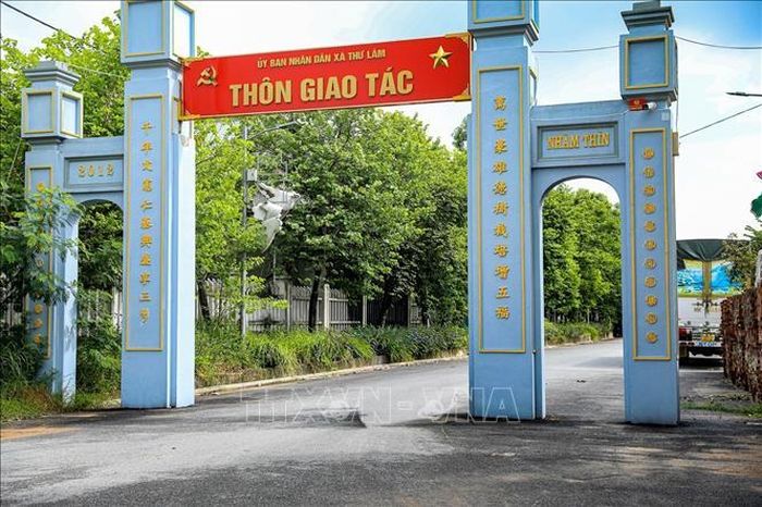 Cổng thôn Giao Tác, xã Thư Lâm (Hà Nội) được chỉnh trang, góp phần xây dựng diện mạo khu dân cư văn minh, sạch đẹp. Ảnh: TTXVN