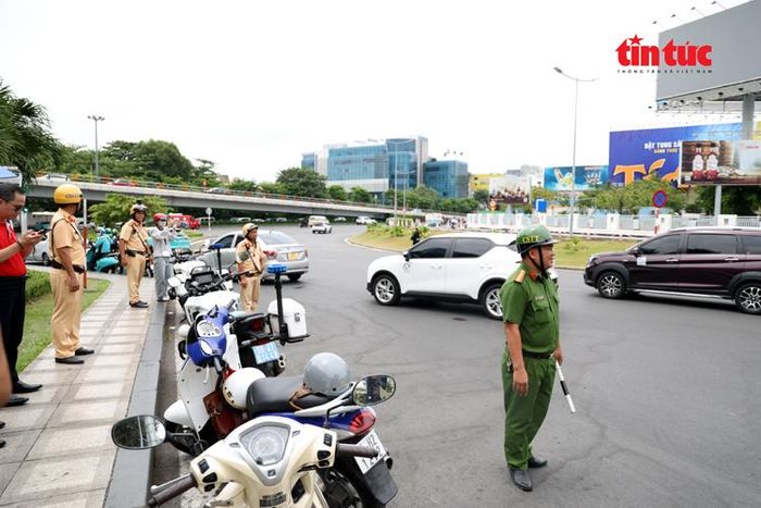 Cảng hàng không quốc tế Tân Sơn Nhất phối hợp với Công an Cửa khẩu Cảng và Cảnh sát giao thông đảm bảo an ninh trật tự tại lối ra vào các nhà ga.