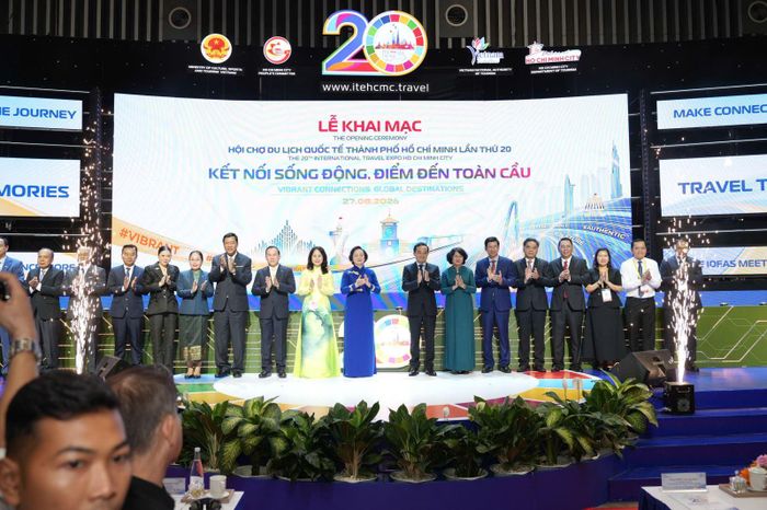 Các đại biểu thực hiện nghi thức khai mạc Hội chợ Du lịch quốc tế TP Hồ Chí Minh năm 2026 vào sáng 27/8.