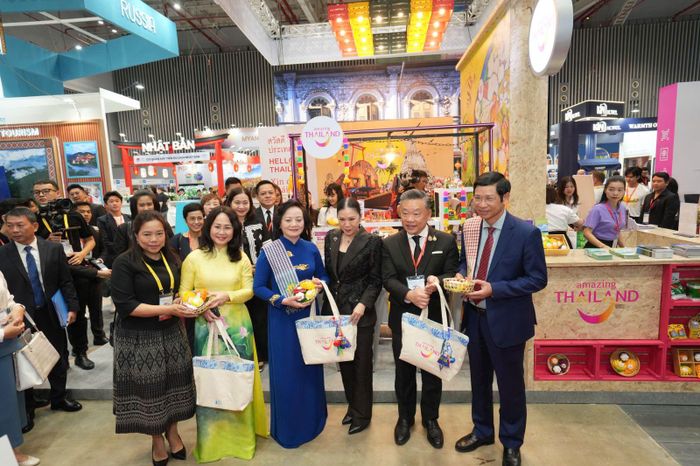 Bộ trưởng Bộ Văn hóa, Thể thao và Du lịch Lâm Thị Phương Thanh và Phó Thủ tướng Phan Thị Thanh Trà cùng các đại biểu tham quan các gian hàng tại ITE HCMC 2026.