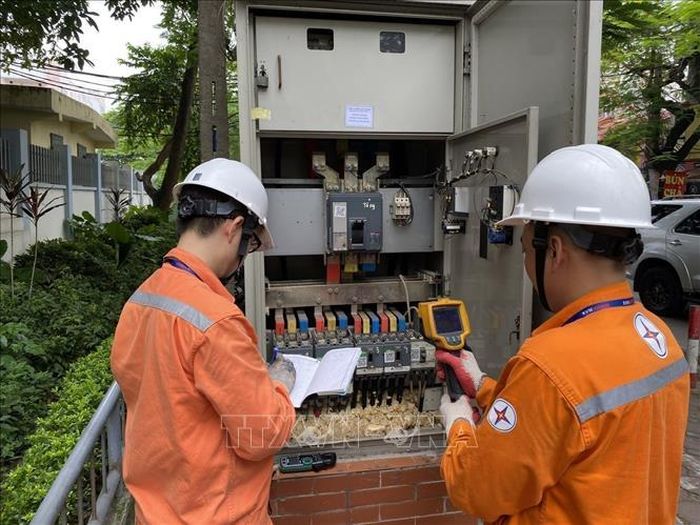 Công nhân điện lực EVNHANOI kiểm tra hệ thống điện. Ảnh: TTXVN