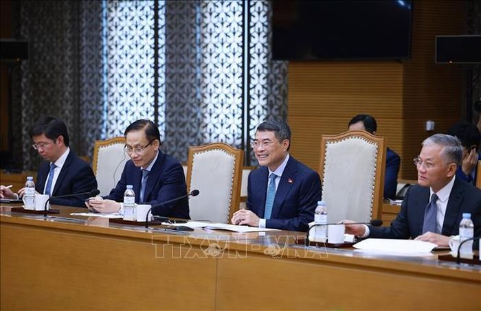 Thủ tướng Lê Minh Hưng tiếp Đại sứ Cộng hòa Pháp Olivier Brochet đến chào kết thúc nhiệm kỳ công tác tại Việt Nam. Ảnh: Dương Giang/TTXVN