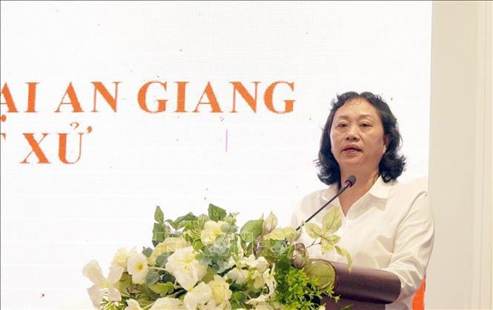 Bà Phạm Thị Kim Thoa, Chánh án TAND khu vực 2 ( đặc khu Phú Quốc, tỉnh An Giang), trình bày tham luận.