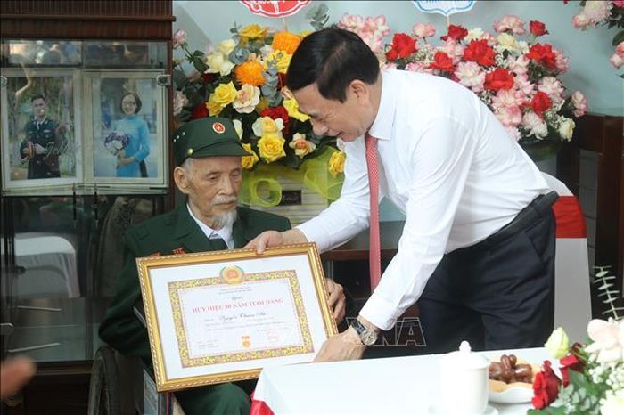 Đại tướng Phan Văn Giang, Ủy viên Bộ Chính trị, Phó Thủ tướng Chính phủ, Bộ trưởng Bộ Quốc phòng trao tặng Huy hiệu 80 năm tuổi Đảng cho đảng viên Nguyễn Thuận An (khối 8, phường Tam Thanh, tỉnh Lạng Sơn). Ảnh: Quang Duy/TTXVN