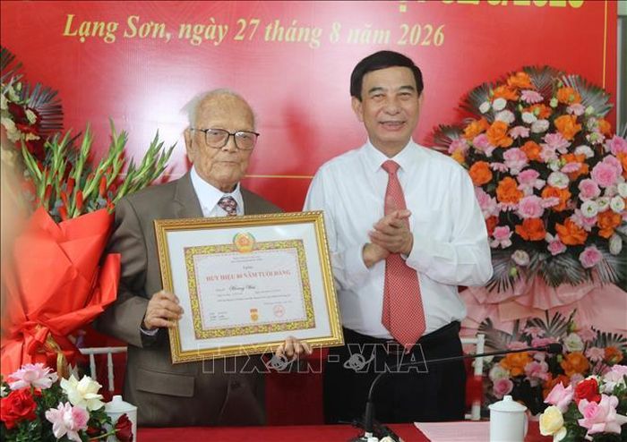 Đại tướng Phan Văn Giang, Ủy viên Bộ Chính trị, Phó Thủ tướng Chính phủ, Bộ trưởng Bộ Quốc phòng trao tặng Huy hiệu 80 năm tuổi Đảng cho đảng viên Hoàng Hai (thôn Quán Bầu, xã Chi Lăng, tỉnh Lạng Sơn). Ảnh: Quang Duy/TTXVN