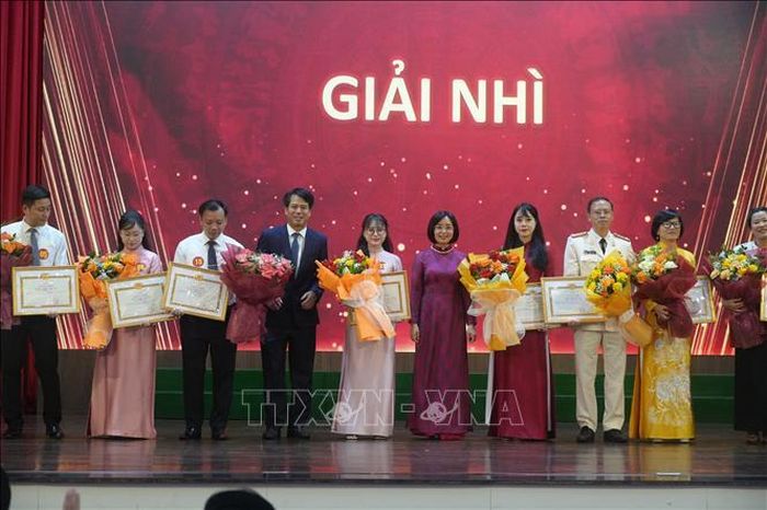 Các thí sinh đạt giải Nhì Chung khảo toàn quốc Hội thi Báo cáo viên, tuyên truyền viên giỏi năm 2026. Ảnh: Hoa Mai/TTXVN