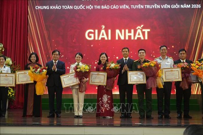 Ban Tổ chức trao 10 giải nhất cho các thí sinh xuất sắc. Ảnh: Hoa Mai/TTXVN